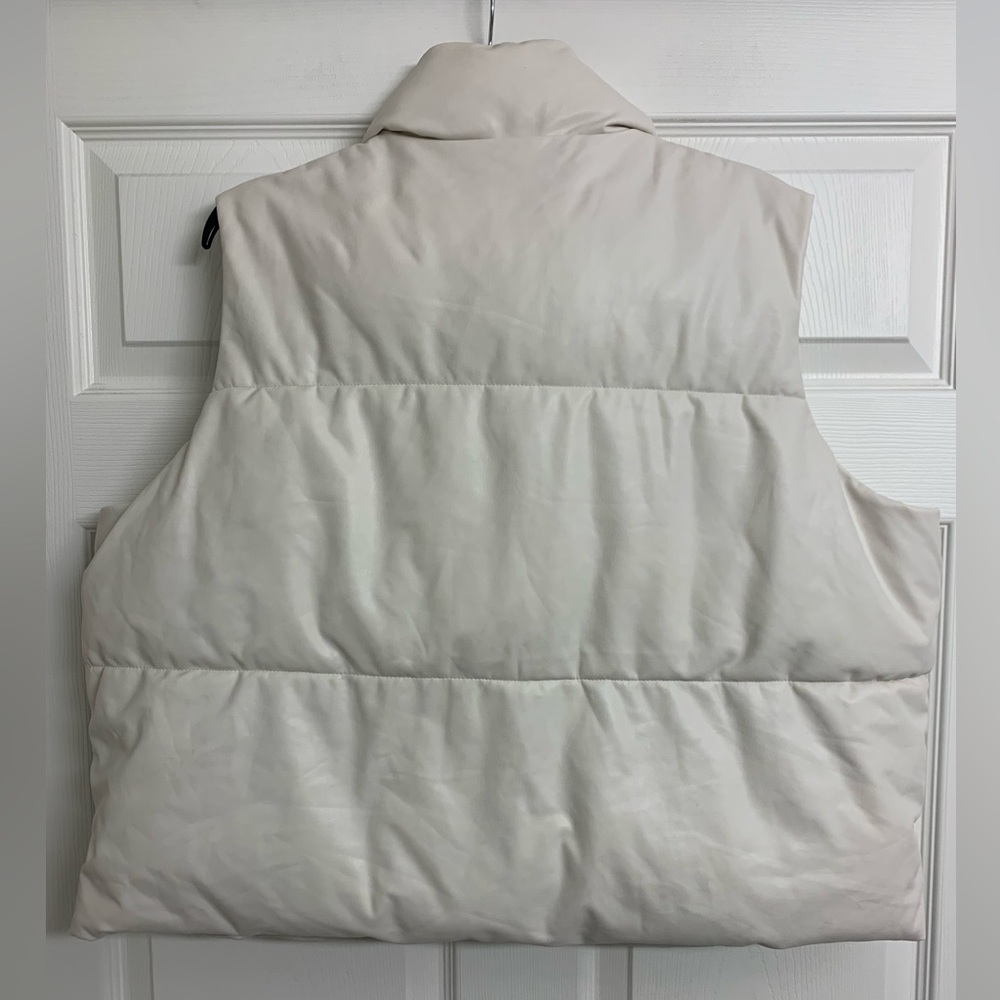 Old Navy White Faux Leather Puffer Vest XL Snap‎ Front - Picture 9 of 9